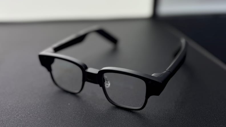 Die Tecno AI-Brille liegt auf einem schwarzen Tisch.