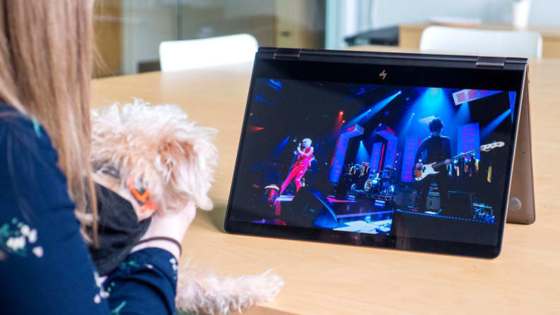 Eine Person, die auf ihrem Schoß sitzt und auf einem Laptop ein Video schaut. Schnelles Reagieren bei einem Soda- oder Wasserschaden kann den Unterschied zwischen einem kaputten und einem gerettetem Gerät bedeuten.