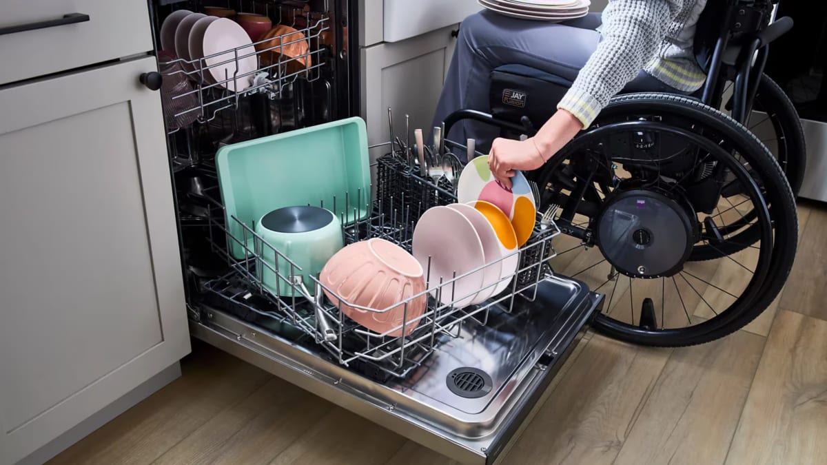 Whirlpool bringt inklusives Drehgestell für Geschirrspüler auf den deutschen Markt