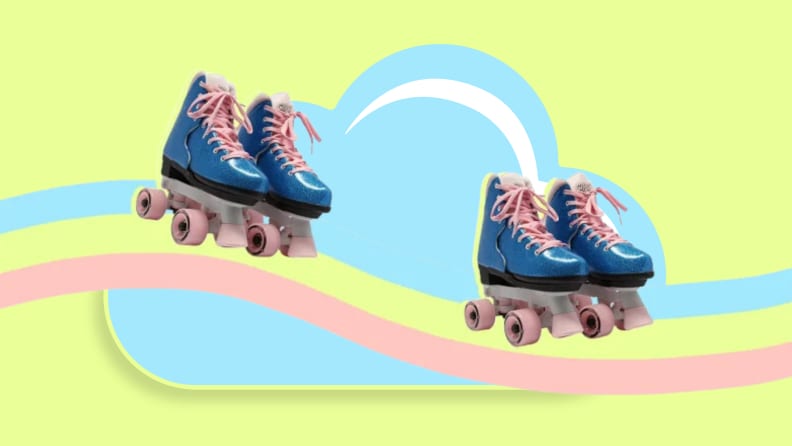 Zwei Paar Rollschuhe in Blau und Pink.