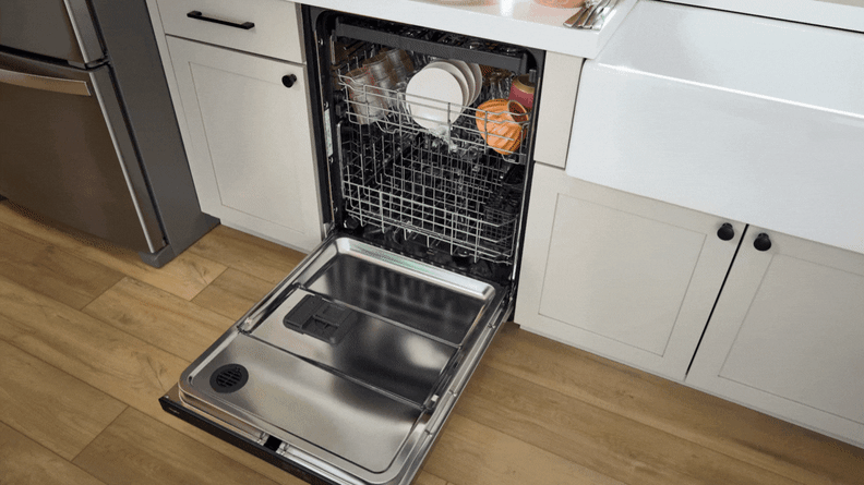 Animation des Whirlpool Spin&Load Geschirrspülerkorbs, die zeigt, wie der Korb herausgezogen, gedreht und mit Geschirr beladen wird.