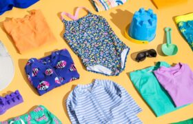 Die besten Badeanzüge für Kinder, Rash Guards, Sonnenhüte und weitere Strandbekleidung