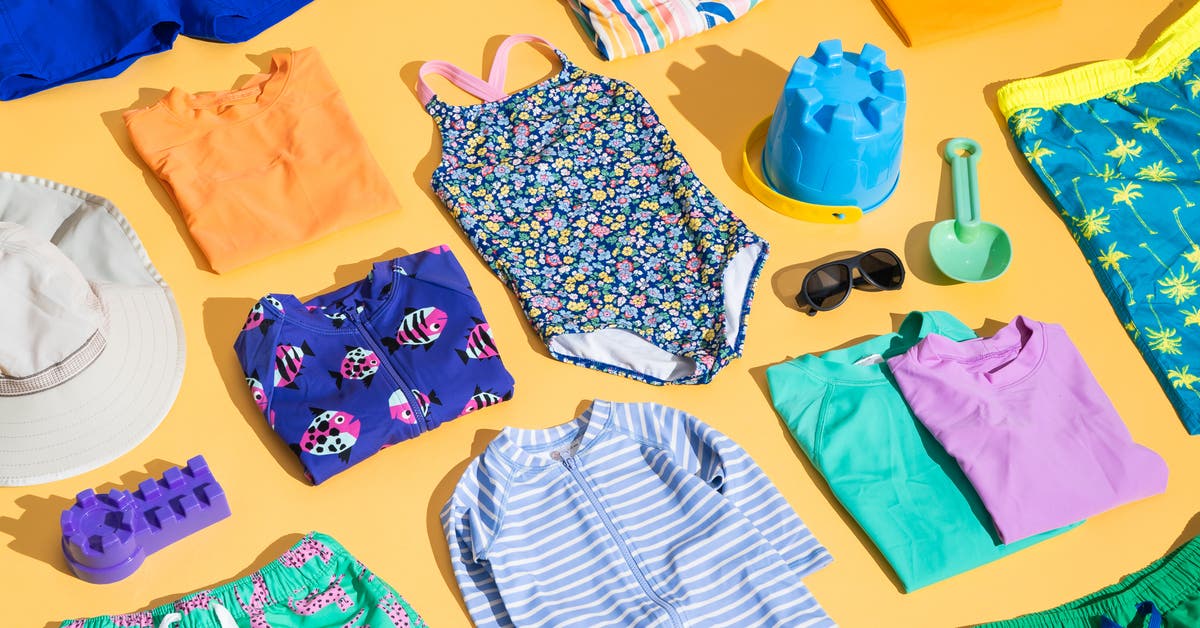 Die besten Badeanzüge für Kinder, Rash Guards, Sonnenhüte und weitere Strandbekleidung