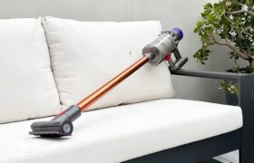 Terrassenmöbelkissen reinigen: So behandeln Sie sie wie einen Teppich