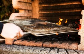 So reinigen Sie Grillroste für optimales Sommergrillen