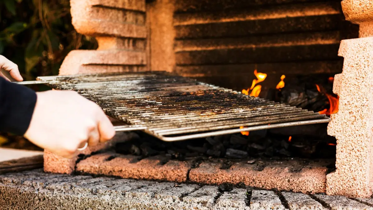 So reinigen Sie Grillroste für optimales Sommergrillen