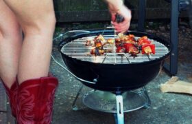 Ich komme zu Partys mit meinem tragbaren Grill