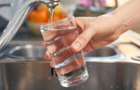 PFAS im US-Trinkwasser: In über der Hälfte des Leitungswassers enthalten – So senken Sie Ihre Belastung