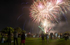 So blockieren Sie Feuerwerkslärm für Erwachsene, Kinder und Haustiere