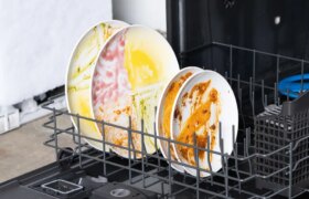 Geschirrspüler testen: Hunderte Teller mit Erdnussbutter, Eigelb, roter Soße und Lippenstift bestrichen