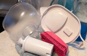 Wie reinigt man eine Wasserfilterkanne oder einen Spender