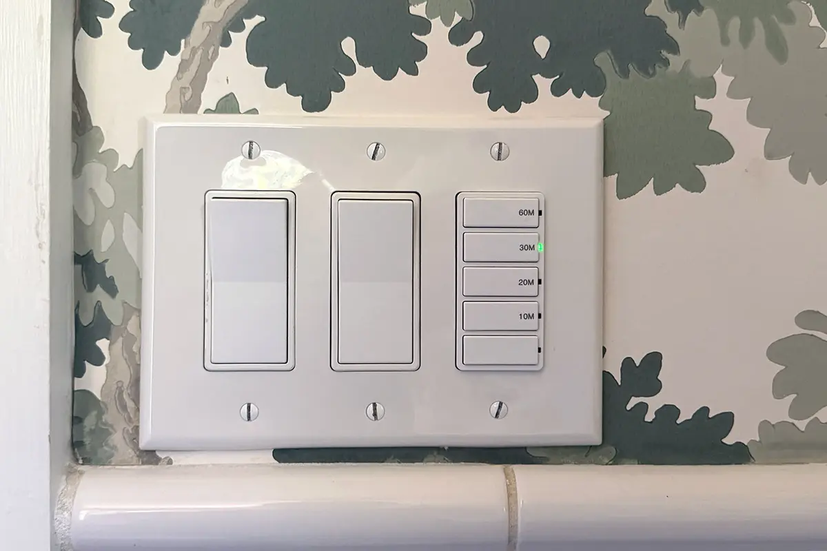 Ich vergesse immer, den Abluftventilator im Badezimmer auszuschalten – Dann probierte ich diesen automatischen Timer-Schalter.